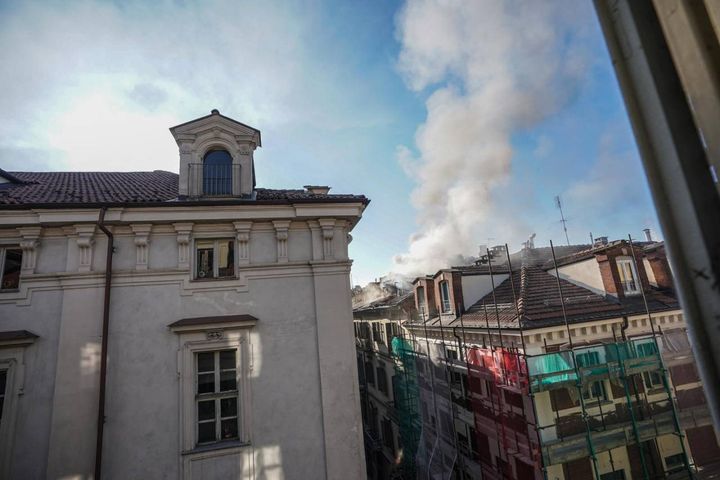 Incendio ed esplosione tetto in via Bellezia, in centro a Torino (Ansa)