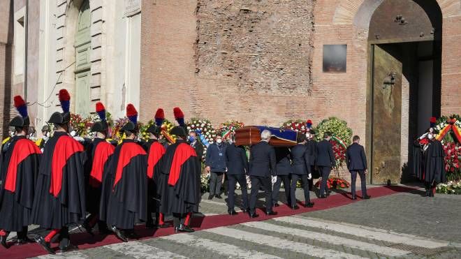 Funerali di David Sassoli, l'arrivo del feretro nella chiesa di Santa Maria degli Angeli