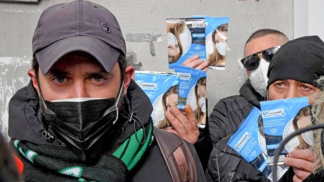 I disoccupati del "Movimento 7 Novembre" consegnano le mascherine davanti al carcere