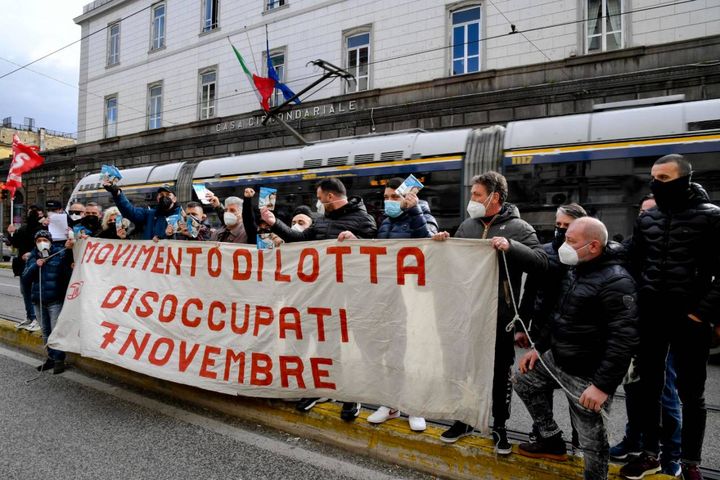 I disoccupati del "Movimento 7 Novembre" consegnano le mascherine davanti al carcere