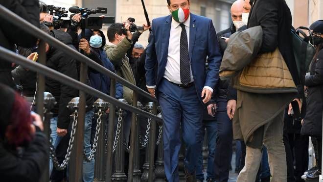 Il leader della Lega, Matteo Salvini, arriva alla Camera per il vertice del centrodestra (Ansa)