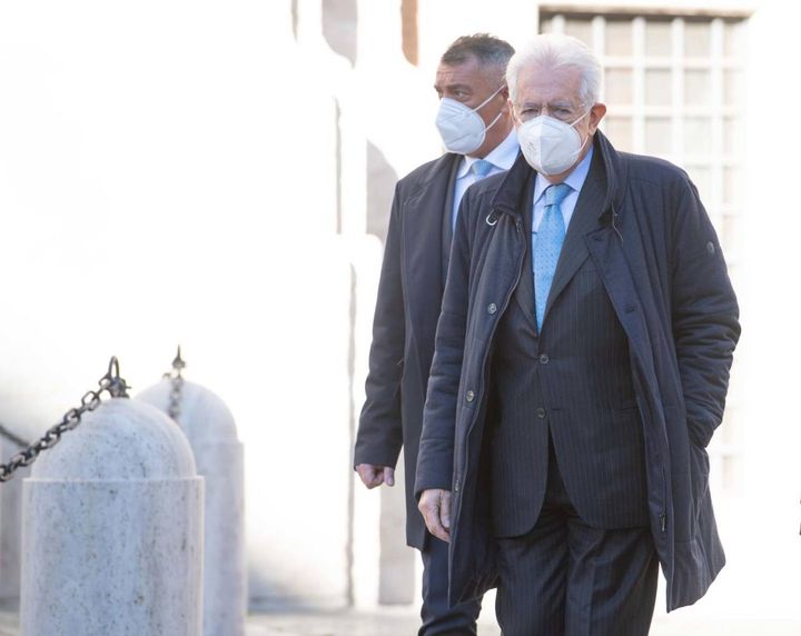 Il senatore a vita Mario Monti, arriva alla Camera dei Deputati per la seconda votazione (Ansa)