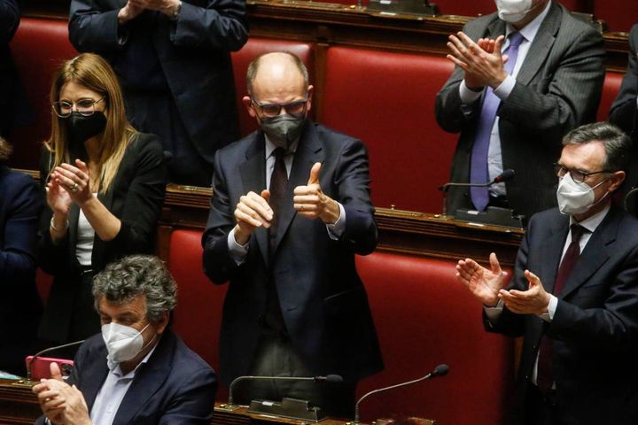 Sergio Mattarella rieletto presidente, gli appalusi in Aula: Enrico Letta (Ansa)