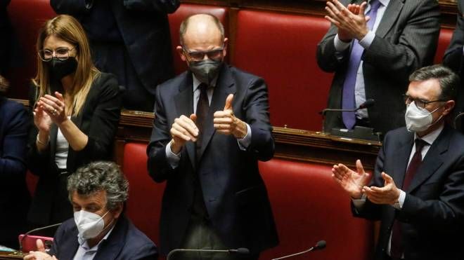 Sergio Mattarella rieletto presidente, gli appalusi in Aula: Enrico Letta (Ansa)