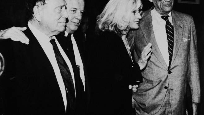 Raf Vallone con Franco Zeffirelli, Monica Vitti e Arthur Miller (Ansa)