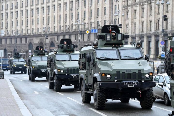 Carri armati in centro a Kiev (Ansa)