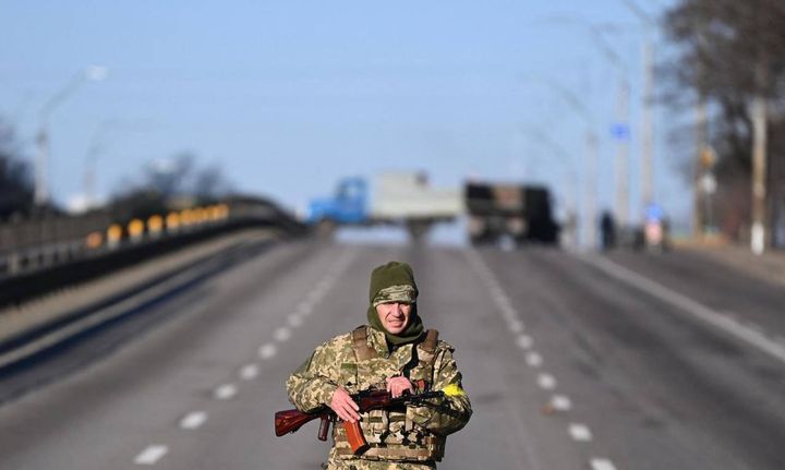Un soldato a Kiev (Ansa)