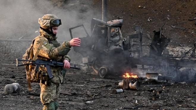 Kiev sotto assedio russo da più parti nel terzo giorno di guerra in Ucraina (Ansa)