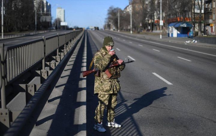 Un soldato in strada nel terzo giorno di guerra in Ucraina (Ansa)