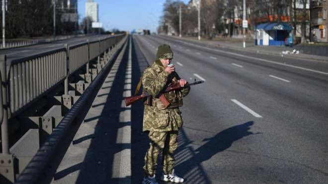 Un soldato in strada nel terzo giorno di guerra in Ucraina (Ansa)