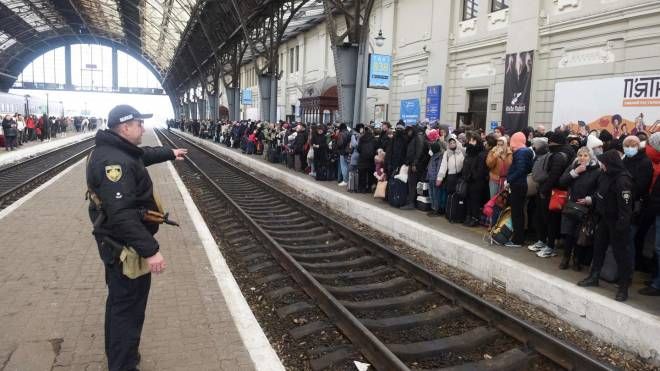 A Kiev presa d'assalto la stazione dei treni,fuga generale (Ansa)
