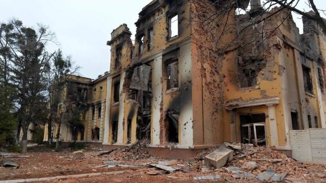 Una scuola distrutta a Kharkiv (Ansa)