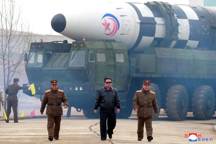 Kim Jong-un ha guidato il lancio del missile balistico (Ansa)