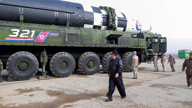 Kim Jong-un ha guidato il lancio del missile balistico (Ansa)