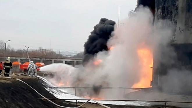 La città russa di Belgorod, al confine con l'Ucraina, colpita da elicotteri di Kiev: distrutti almeno 8 serbatoi di petrolio (Ansa)