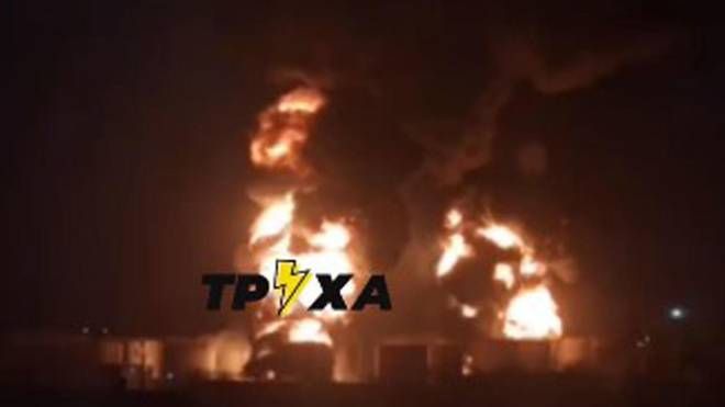 La città russa di Belgorod, al confine con l'Ucraina, colpita da elicotteri di Kiev: distrutti almeno 8 serbatoi di petrolio (Ansa)