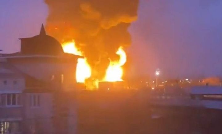 La città russa di Belgorod, al confine con l'Ucraina, colpita da elicotteri di Kiev: distrutti almeno 8 serbatoi di petrolio (Twitter)