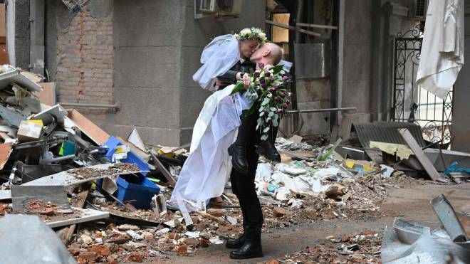 Matrimonio tra le macerie a Kiev (Ansa)