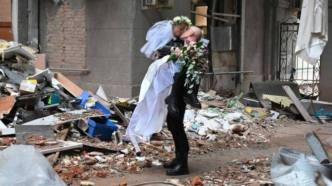 Matrimonio tra le macerie a Kiev (Ansa)