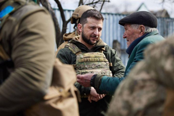 Il presidente ucraino Volodymyr Zelensky visita la città di Bucha dove centinaia di civili sono stati massacrati (Ansa)