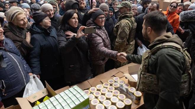 Il presidente ucraino Volodymyr Zelensky visita la città di Bucha dove centinaia di civili sono stati massacrati (Ansa)