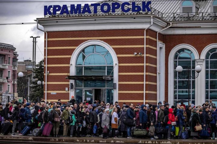 Famiglie arrivano alla stazione di Kramatorsk, nella regione del Donbass il 3 aprile (ANSA)