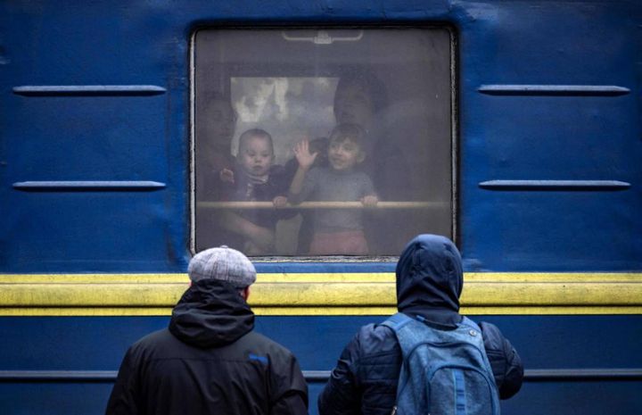 Bambini salutano dal treno, 4 aprile (ANSA)