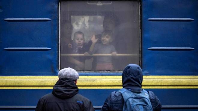 Bambini salutano dal treno, 4 aprile (ANSA)