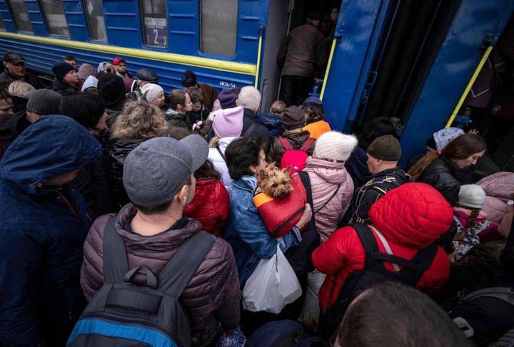 Profughi dell'Ucraina dell'Est cercano di salire su un treno il 3 aprile (ANSA)
