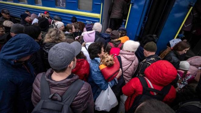 Profughi dell'Ucraina dell'Est cercano di salire su un treno il 3 aprile (ANSA)