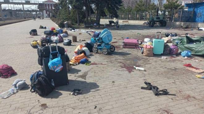 Immagine della stazione piena di bagagli e oggetti personali dopo il bombardamento l'8 aprile (ANSA)