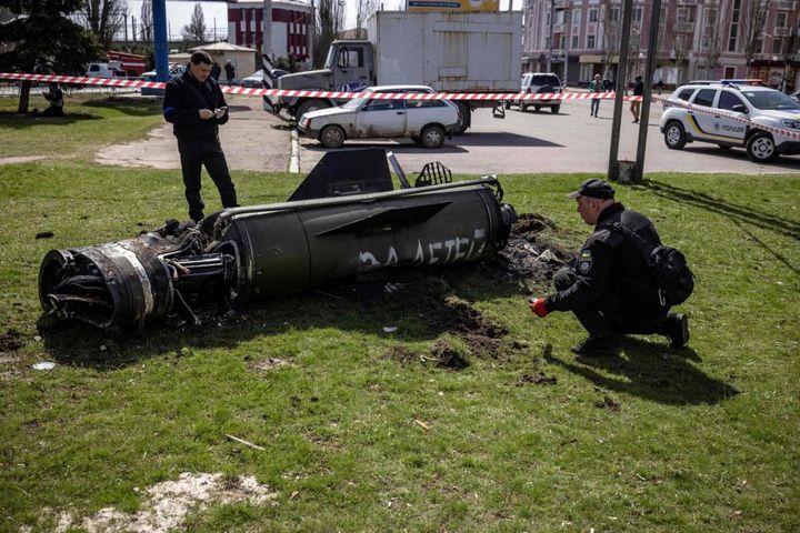 La polizia ucraina esamina un razzo con la scritta 'per i bambini' in russo, 8 aprile (ANSA)