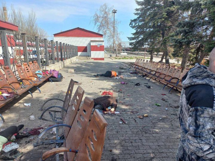 I corpi senza vita dopo l'attacco alla stazione ferroviaria di Kramatorsk l'8 aprile (ANSA)