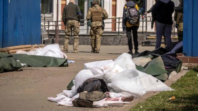 I corpi senza vita dopo l'attacco alla stazione ferroviaria di Kramatorsk l'8 aprile (ANSA)