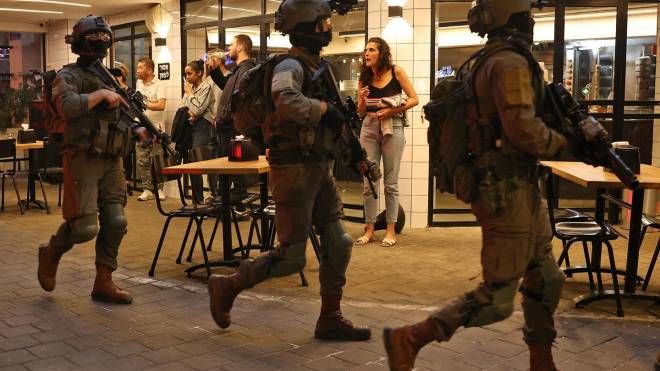 Sono due amici di 27 anni le vittime dell'attentato di ieri sera a Tel Aviv (Ansa)