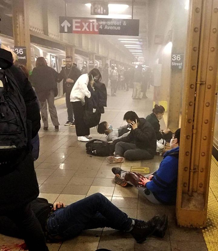 Sparatoria nella metropolitana di New York: colpita una stazione del distretto di Brooklyn (Ansa)