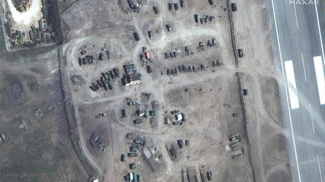 Schieramento di truppe alla base aerea di Kherson (Ansa)