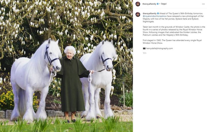 Una foto recente della Regina in mezzo ai suoi due pony (@theroyalfamily)