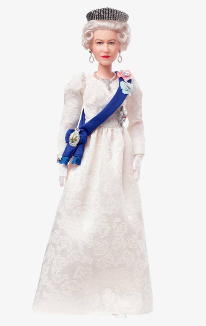 La regina Elisabetta ha la sua Barbie: l'omaggio di Mattel per i 70 anni di regno (Ansa)