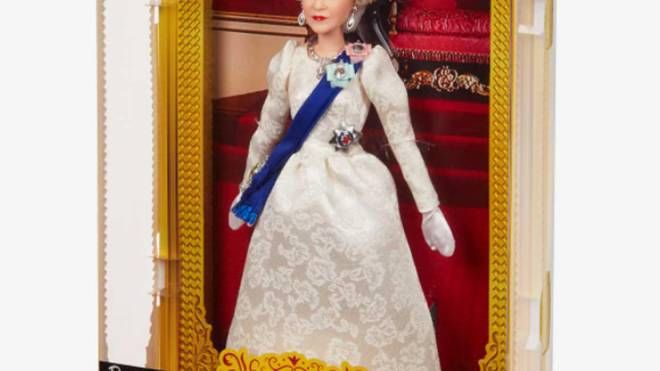 La regina Elisabetta ha la sua Barbie: l'omaggio di Mattel per i 70 anni di regno (Ansa)
