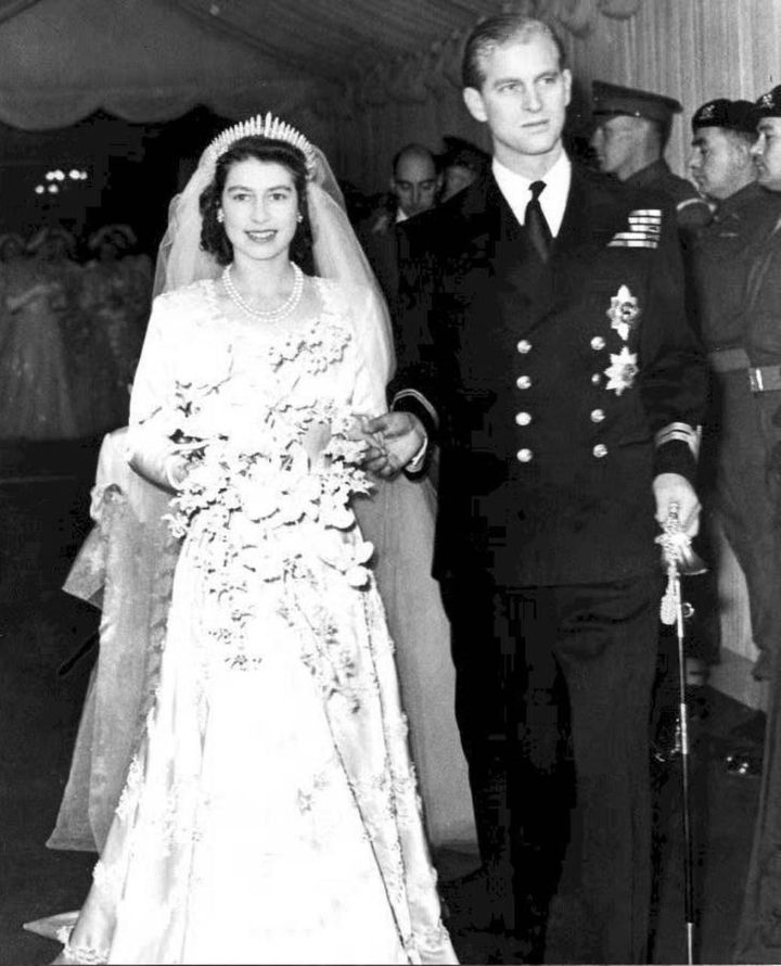 Una giovanissima futura regina Elisabetta sposa  Filippo, duca di Edimburgo: è il 1947 (Ansa)