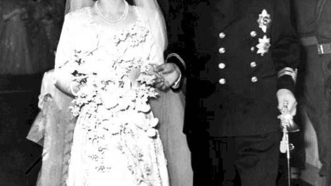 Una giovanissima futura regina Elisabetta sposa  Filippo, duca di Edimburgo: è il 1947 (Ansa)
