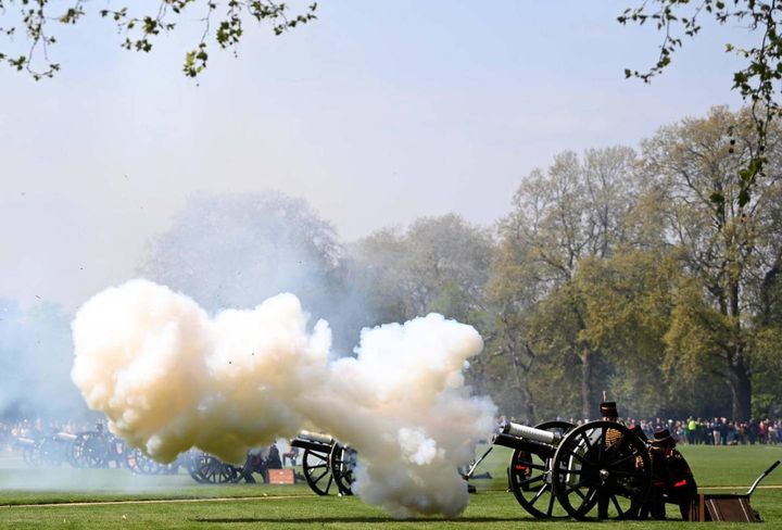Hyde Park, i colpi di cannone per i 96 anni della regina Elisabetta (Ansa)