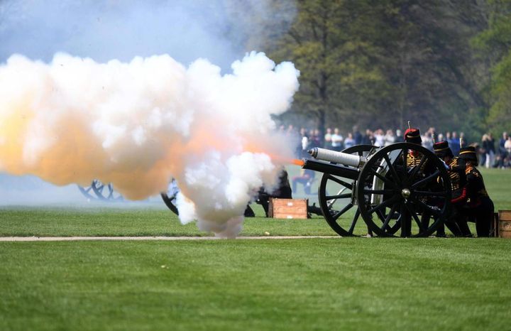 Hyde Park, i colpi di cannone per i 96 anni della regina Elisabetta (Ansa)