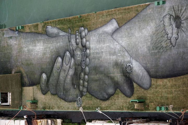Una panoramica su 'Beyond 
Walls', opera dell’artista svizzero frnace e presentata da Lavazza all’Arsenale, in occasione della Biennale Arte 2022, Venezia