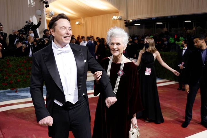 lon Musk con la madre Maye Musk (Ansa)