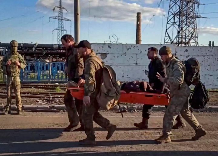 La resa dei soldati ucraini ai russi fuori dall'acciaieria Azovstal (Ansa)