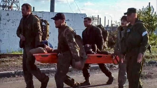 La resa dei soldati ucraini ai russi fuori dall'acciaieria Azovstal (Ansa)