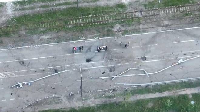 La resa dei soldati ucraini ai russi fuori dall'acciaieria Azovstal visto dall'alto (Ansa)