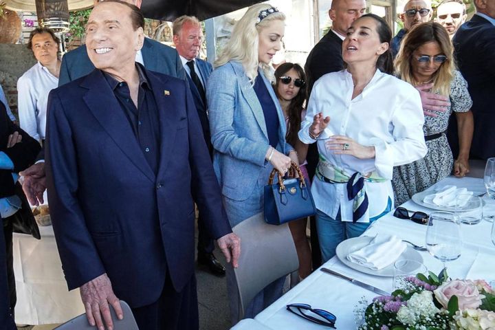 Berlusconi nel ristorante "Cicciotto a Marechiaro" di Posillipo